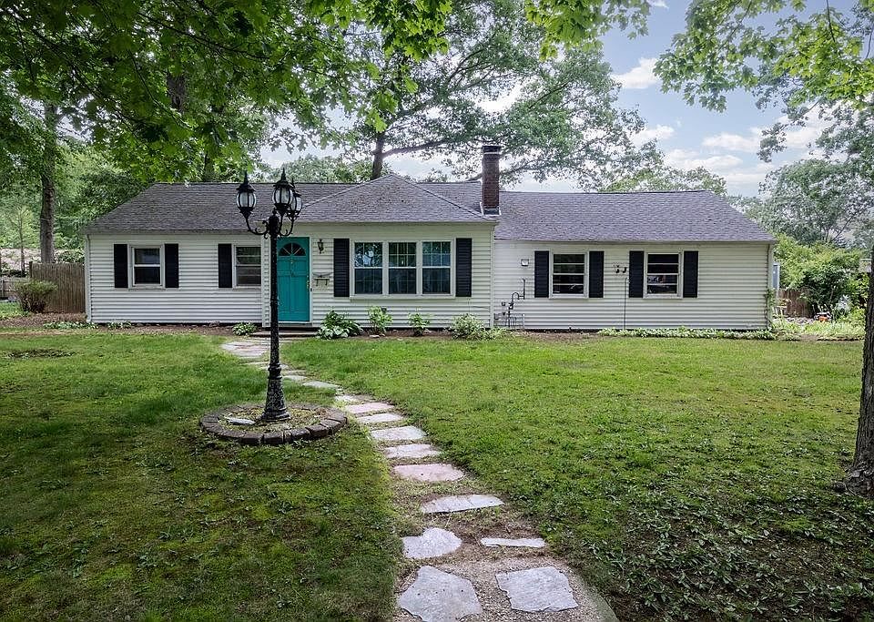1st image of 16 Zephyr Ln