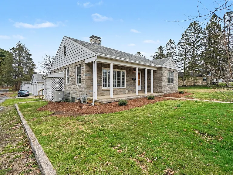 1555 Locust St — Photo 3