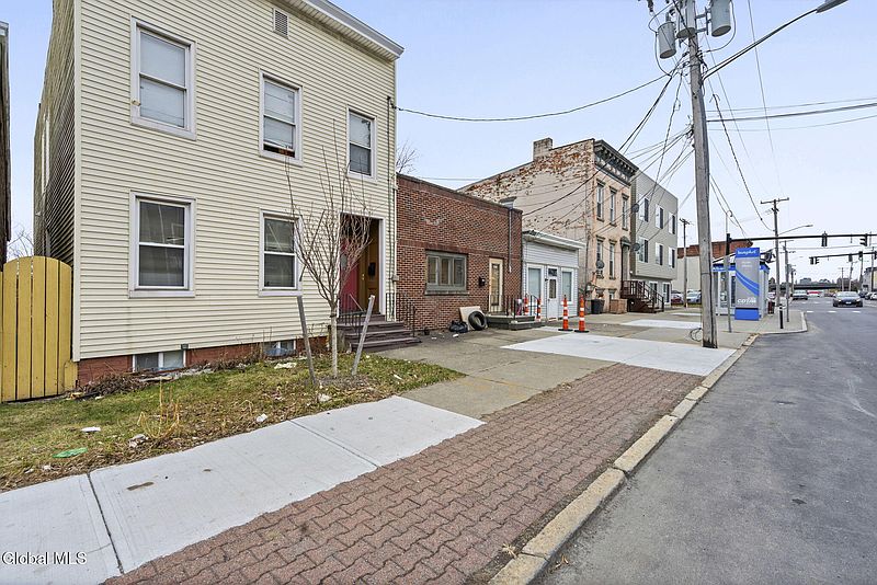 2nd image of 1243 Broadway