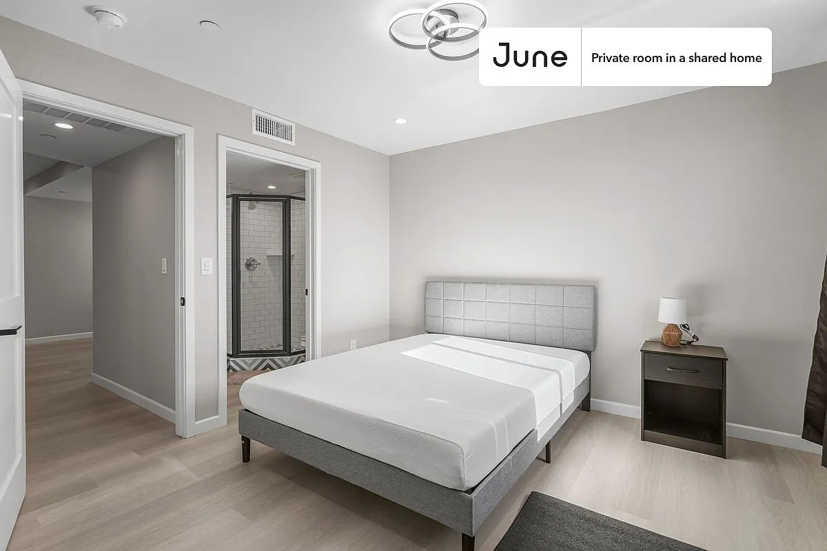 Queen bedroom in 5 bed/5 bath home in Boyle Heights #1829 B — Photo 2