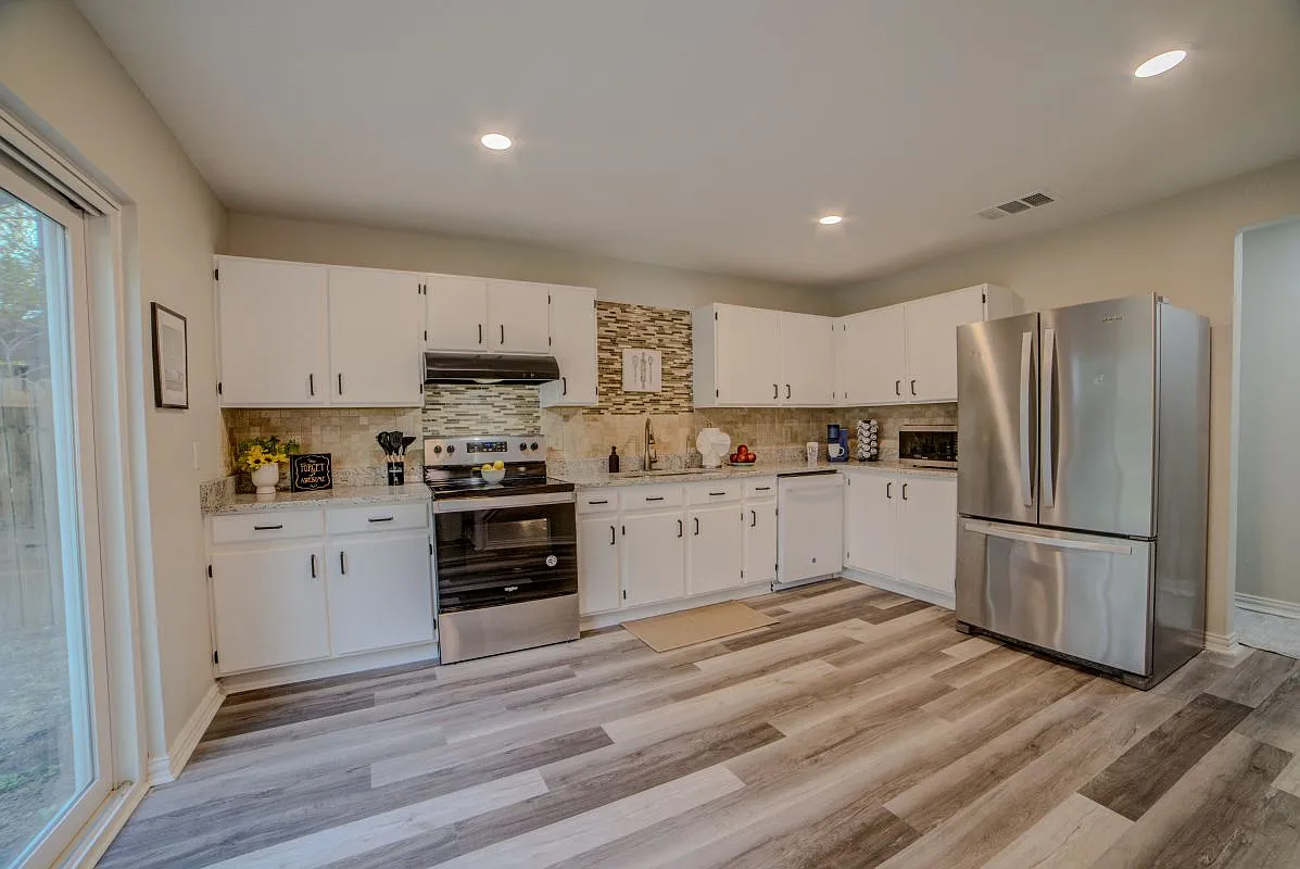 4 bed, 2.5 bath, 1698 sqft, $4,000 — Photo 3