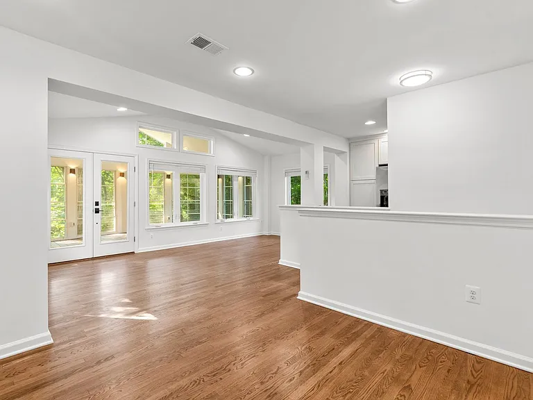 109 Devon Ct — Photo 12