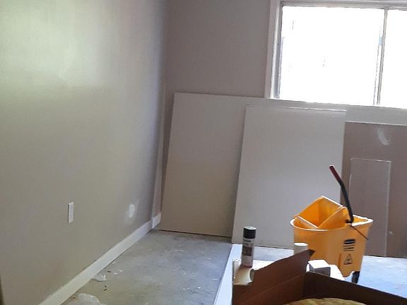5th image of 2372 Hill St