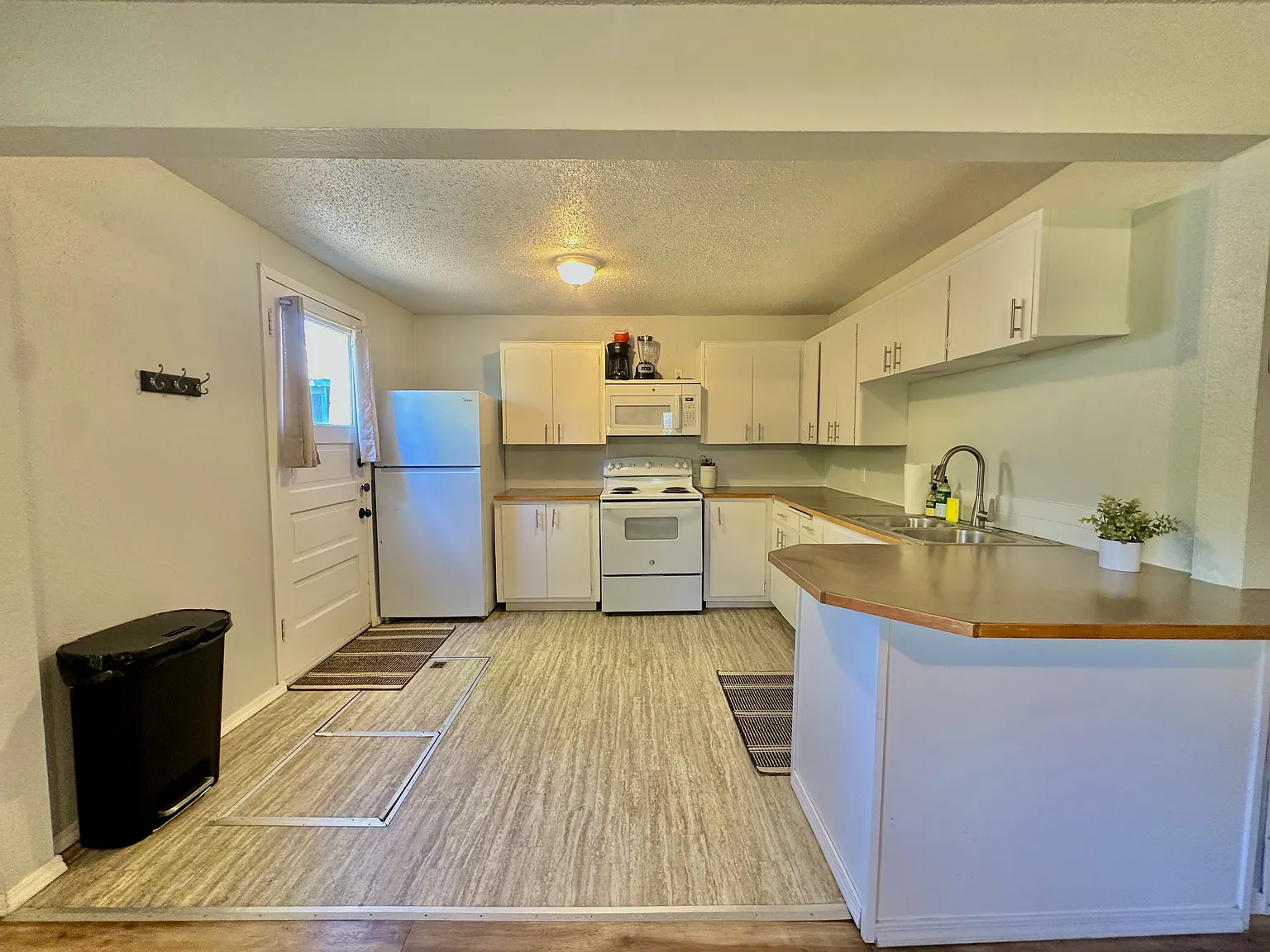 3 bed, 745 sqft, $1,670 — Photo 2