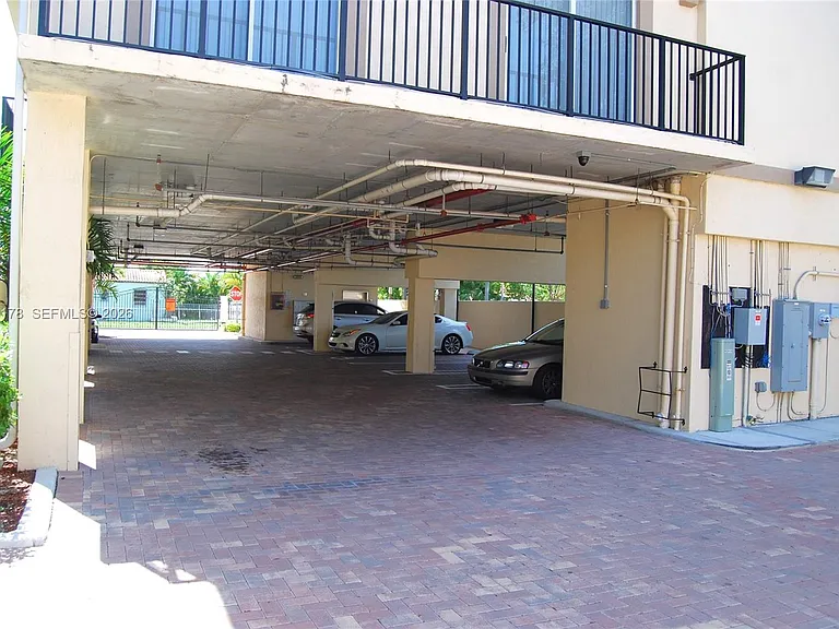 909 SW 15th Ave #4 — Photo 2