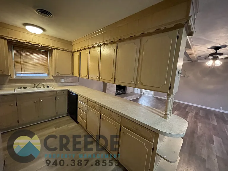 611 E University Dr — Photo 6
