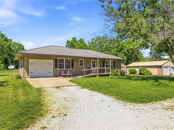 4 Skyline Dr, Adrian, MO 64720