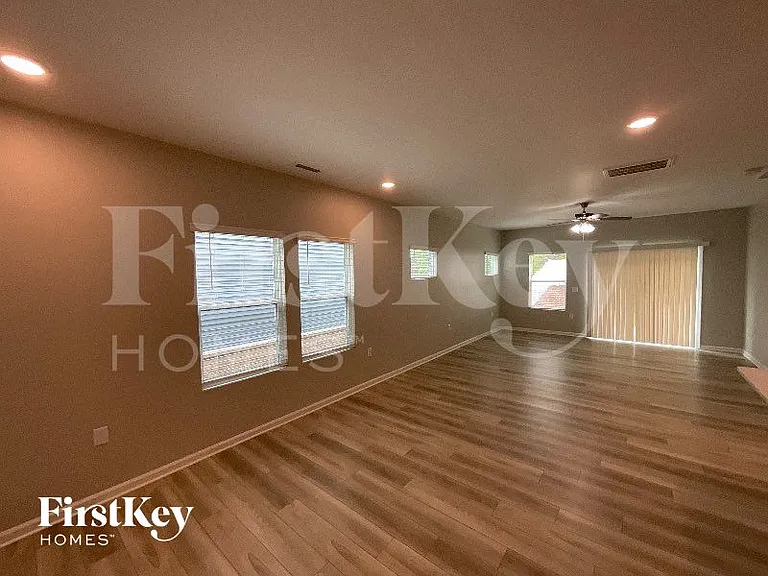 203 Red Valor St — Photo 2