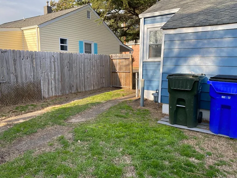 1537 Kingston Ave — Photo 11