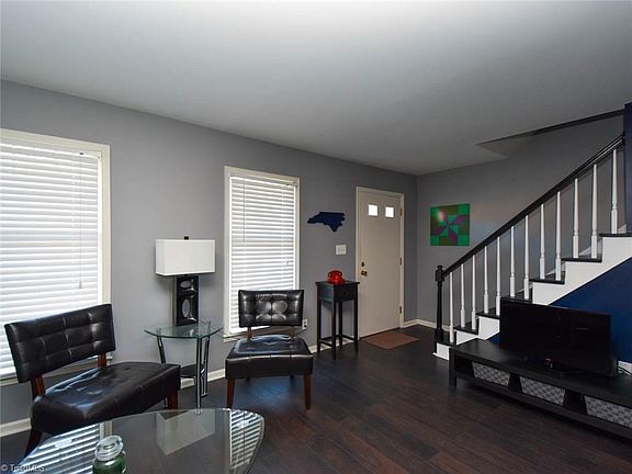 4th image of 125 Charlestowne Cir