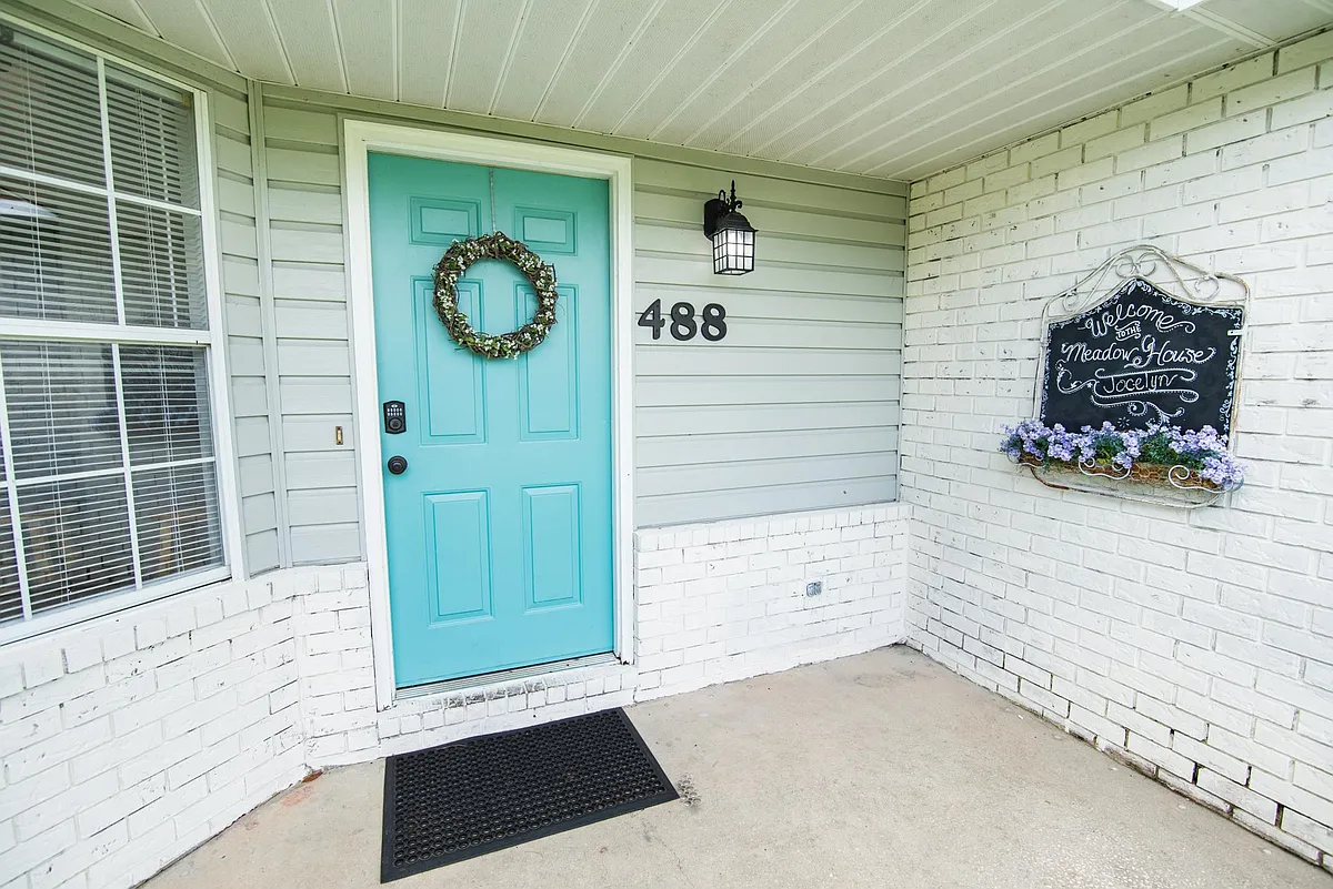 Whitewashed brick - 488 SW Meadow Ter