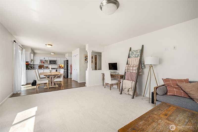 5th image of 3420 Barry Place