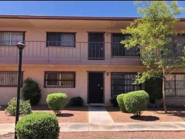 615 S Royal Crest Cir #8 — Photo 1
