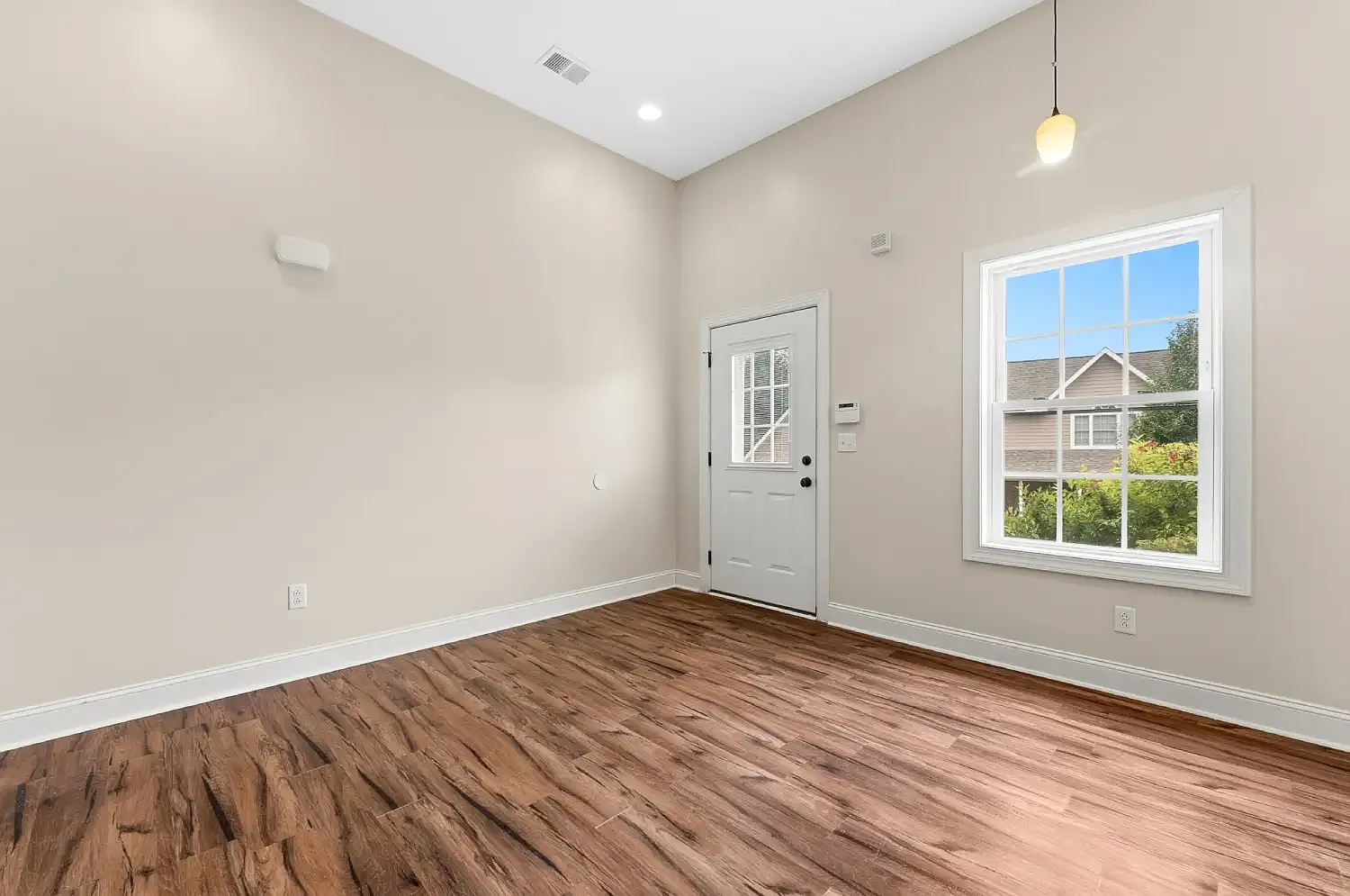 Studio, 950 sqft, $1,115 — Photo 2