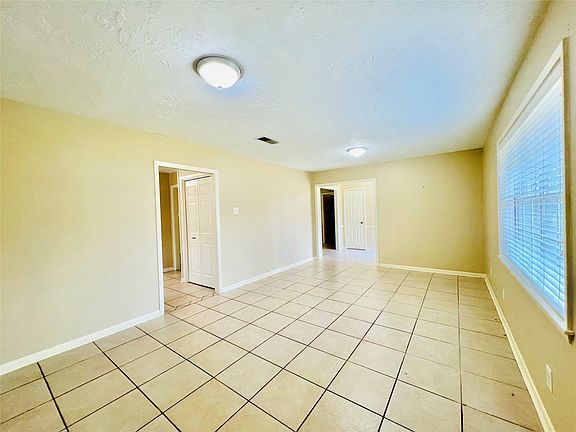 2nd image of 224 Sunset Blvd