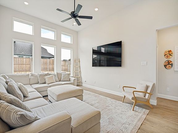 5th image of 2817 Troon St