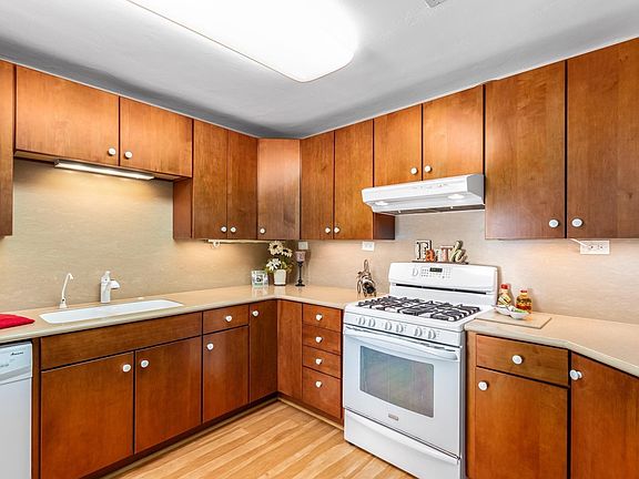 4th image of 3241 W Orangewood Ave