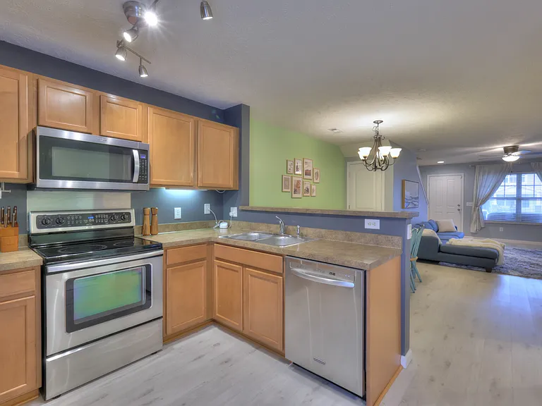 589 Bradburn Village Cir — Photo 15