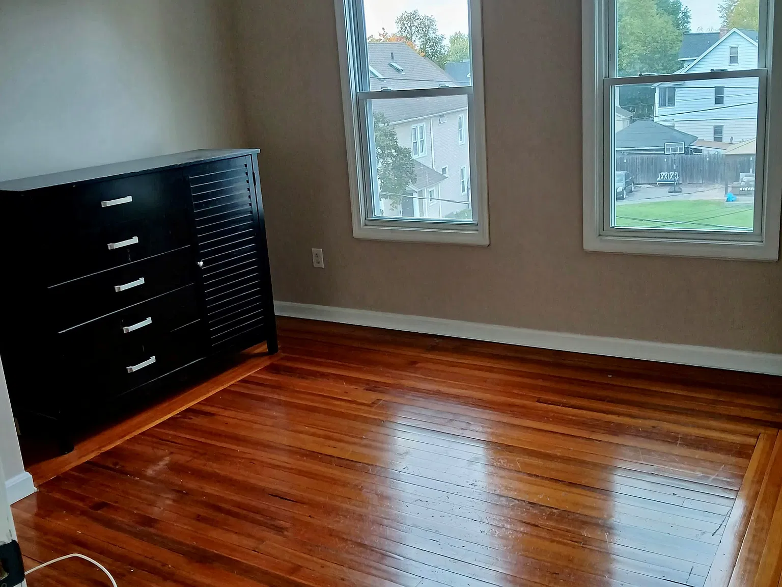3 bed, 1300 sqft, $2,400 — Photo 3