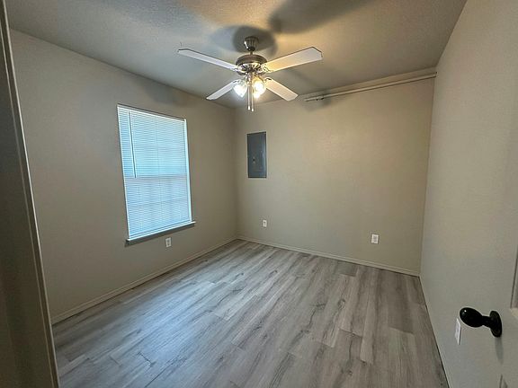 Front bedroom with ceiling fan