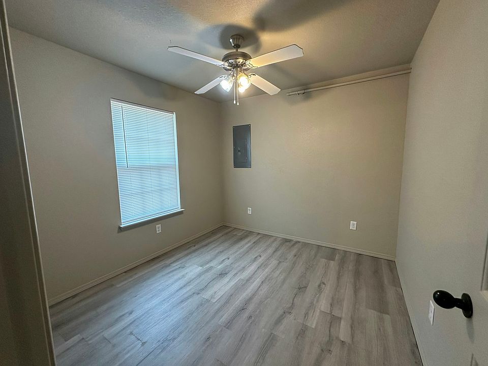 Front bedroom with ceiling fan