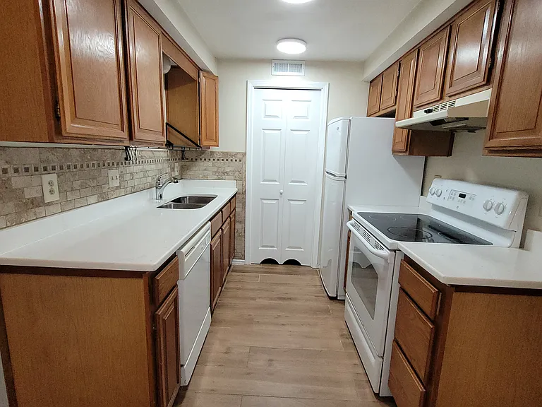 11130 Stratford Dr #315 — Photo 4