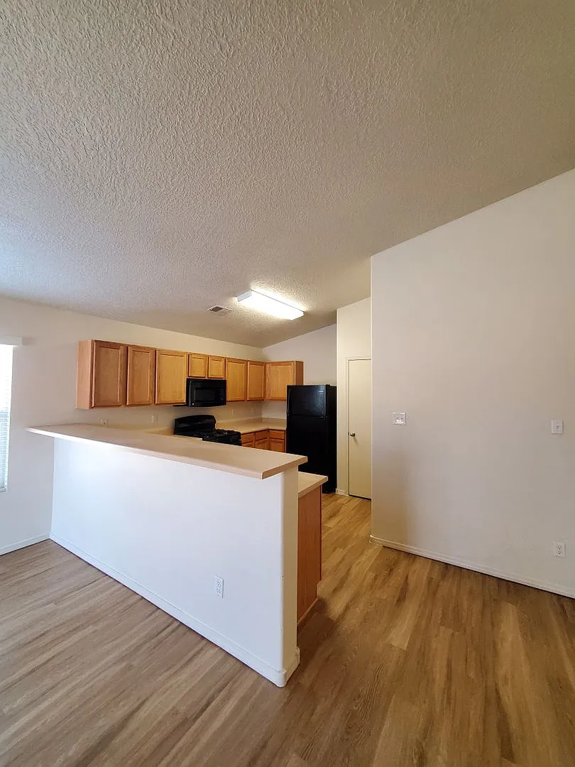 Cute 3 bed 2 bath in Huning Ranch Vinyl plank flooring throughout! — Photo 4