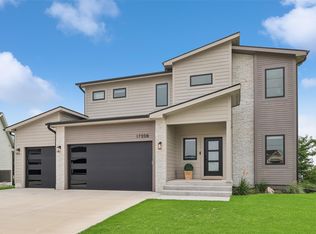 17208 Brookview Dr, Waukee, IA 50263