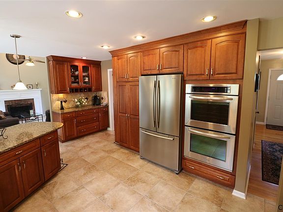 3rd image of 10 Riverwind Dr