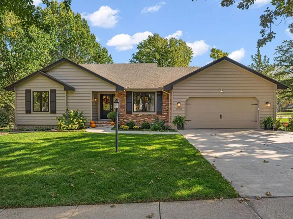 5700 SW Woodbridge Dr, Topeka, KS 66606