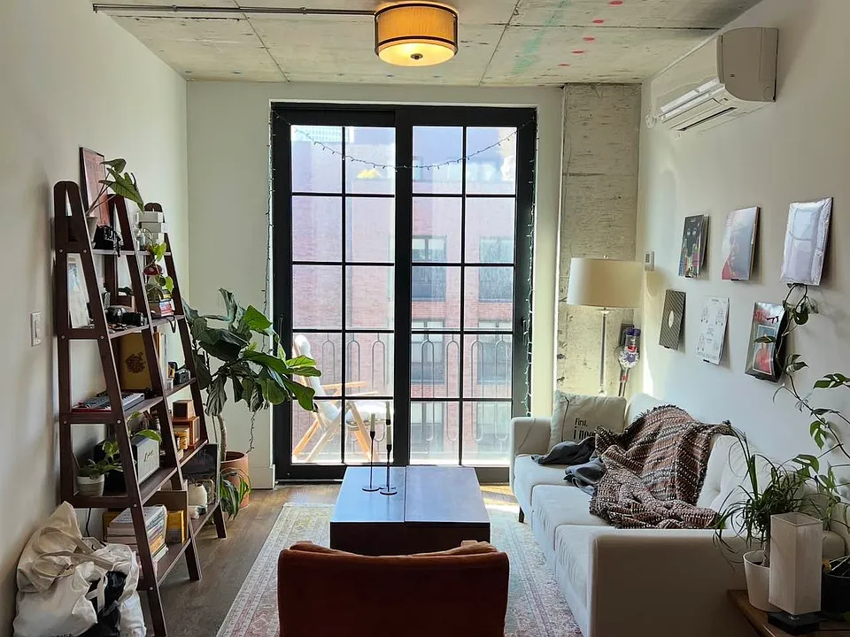 187 Kent Ave #902