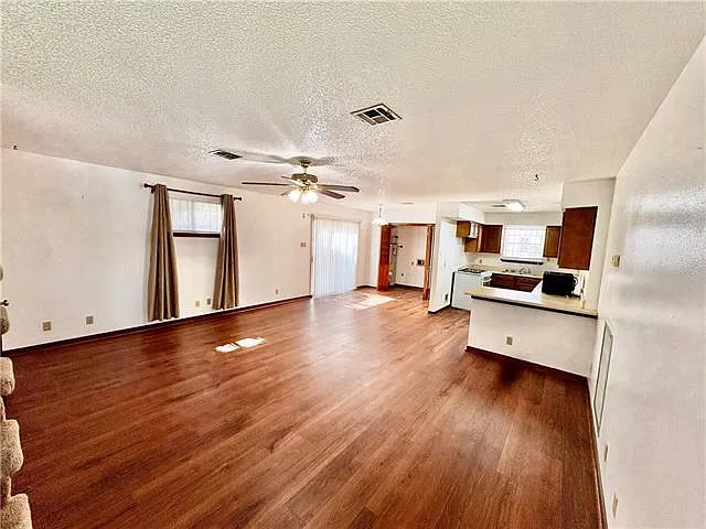 2 bed, 1.5 bath, 1200 sqft, $1,700 — Photo 2