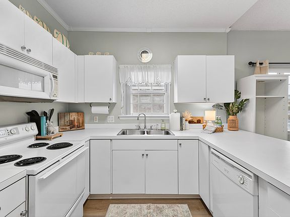 5th image of 3915 Gladiola Ct. #301