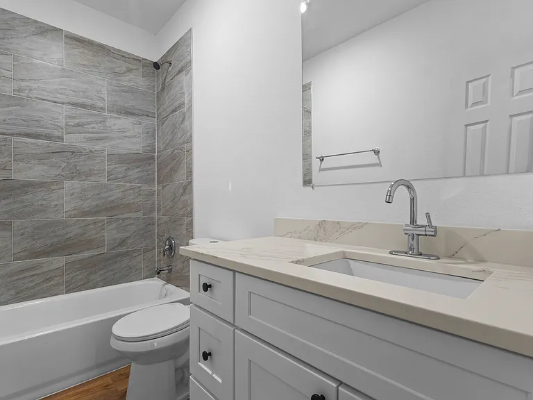 913 W Sherman St — Photo 13