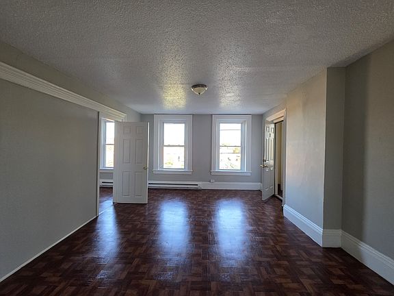 5th image of 105 Beers St APT 3