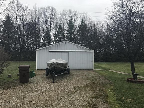 3rd image of 3208 Island Hwy
