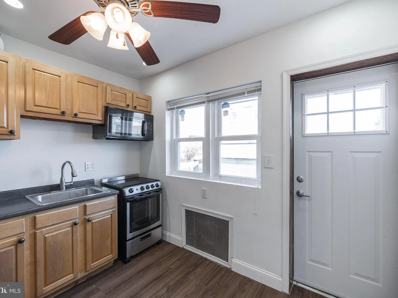 2 bed, 1.0 bath, 850 sqft, $1,100 — Photo 2