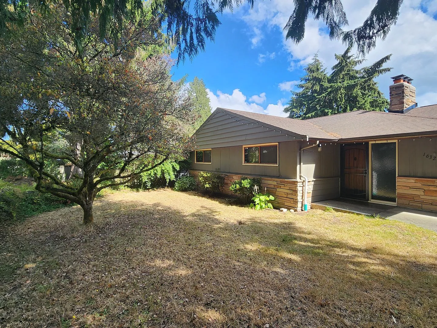 4 Bedroom 1.75 Bath Duplex Home With Views, Lake Forest Park, $4350 per/mo — Photo 1