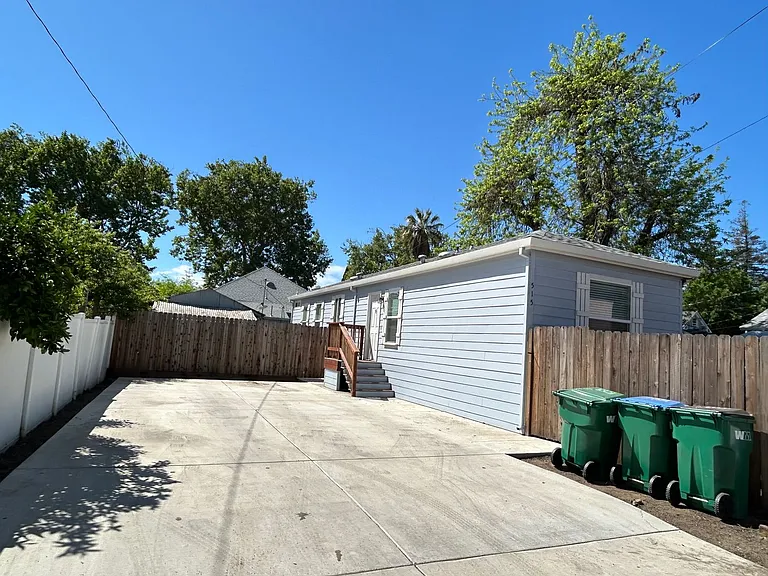 515 E Walnut St — Photo 1