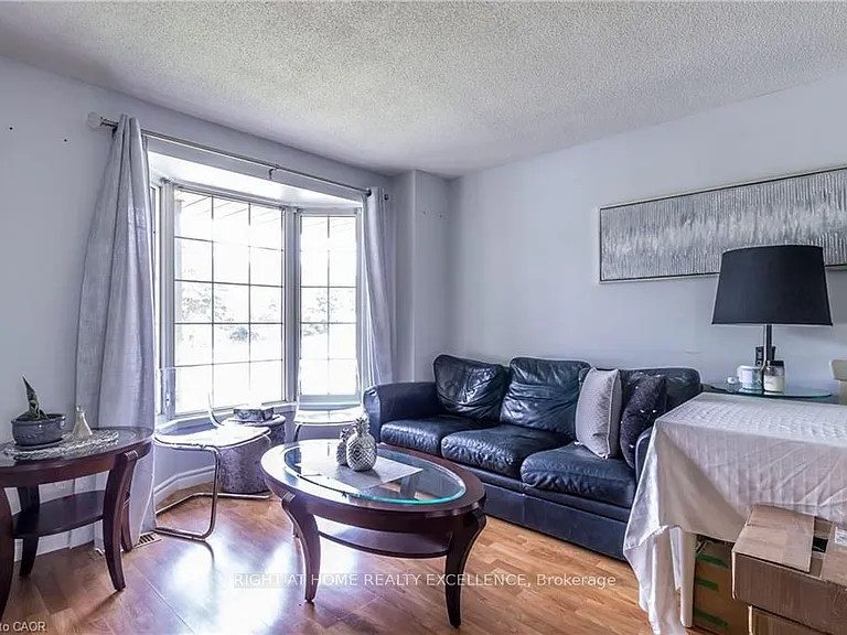 1007 Elgin St N — Photo 7