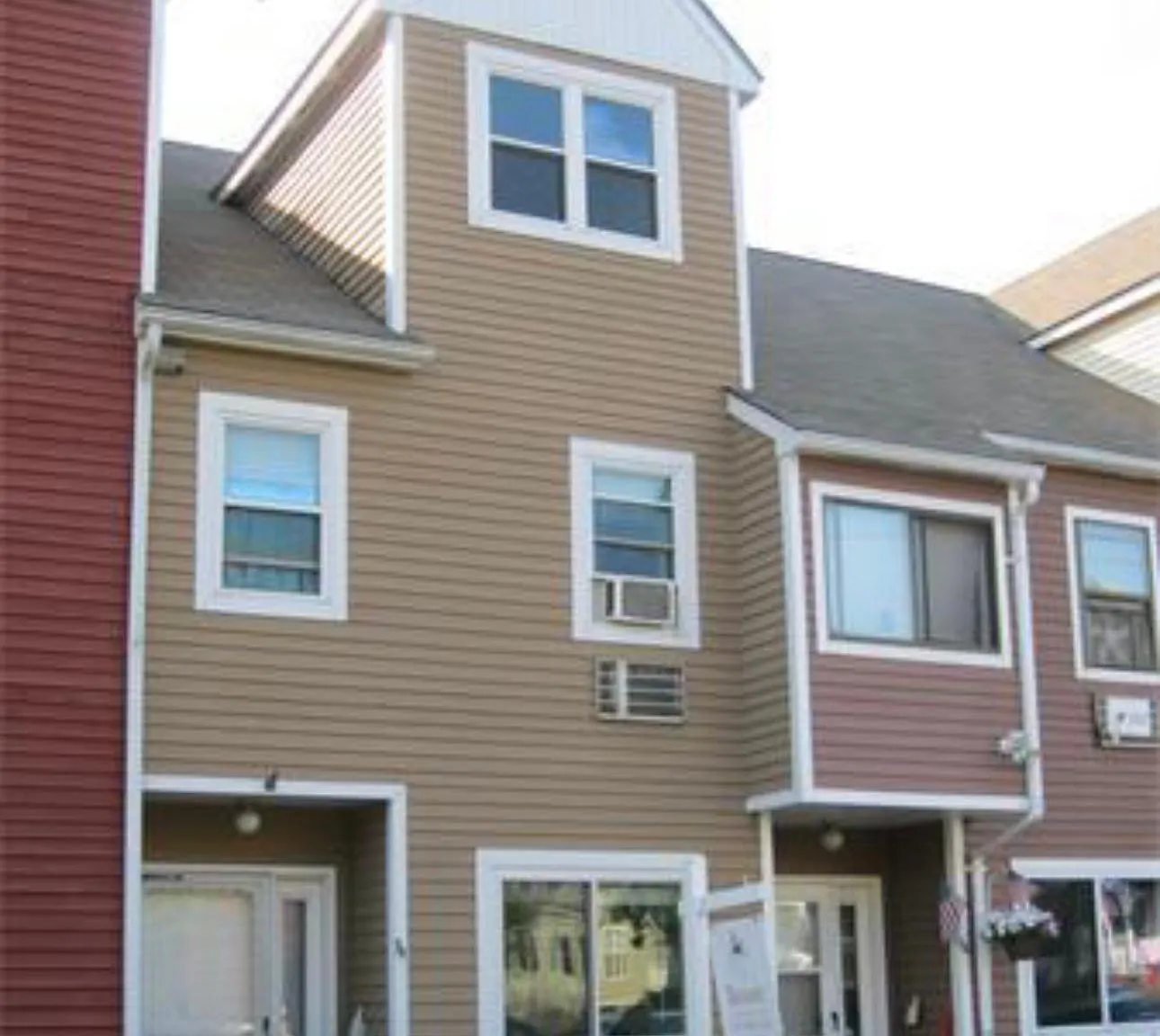 54 Bradley St — Photo 2