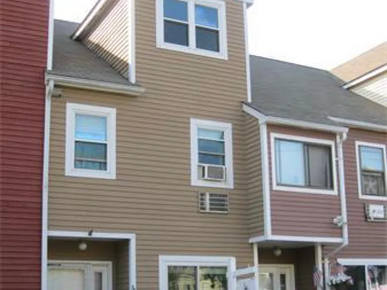 54 Bradley St — Photo 2