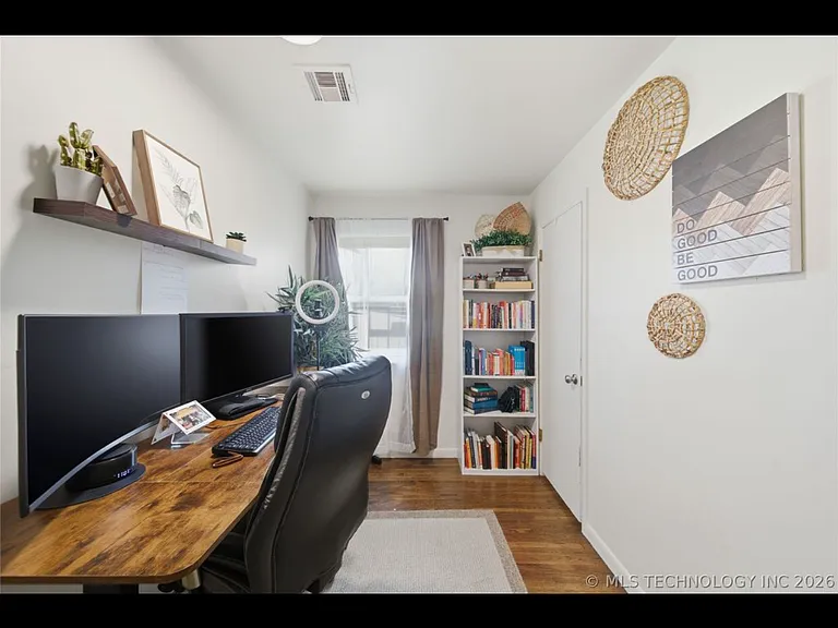 318 E Maple St — Photo 8