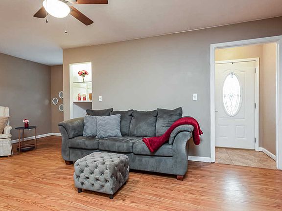 5th image of 340 Hillcrest Dr