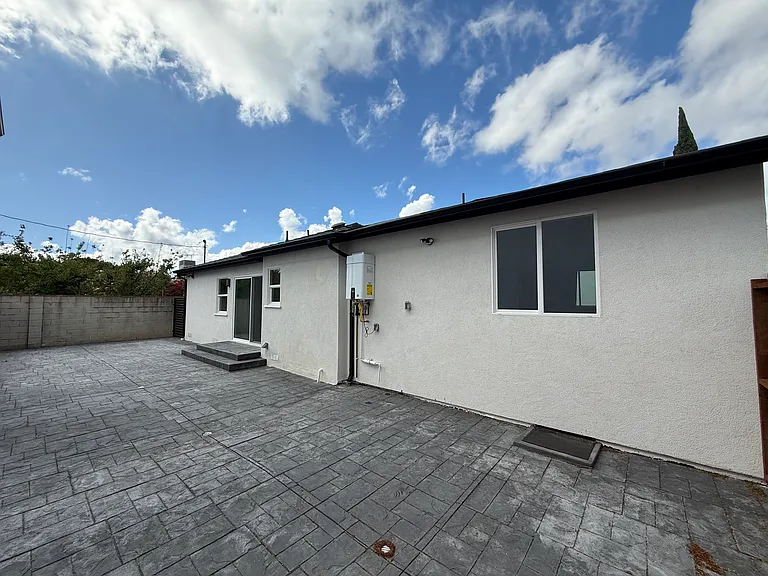 16918 Bassett St — Photo 25