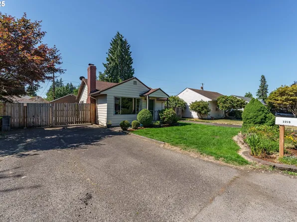 2205 W 28th St, Vancouver, WA 98660