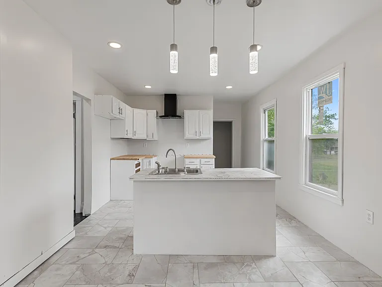 3008 Lothrop St — Photo 10