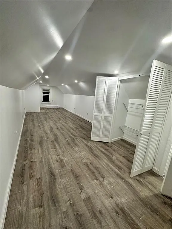 3 bed, 1.0 bath, 1100 sqft, $2,200 — Photo 2