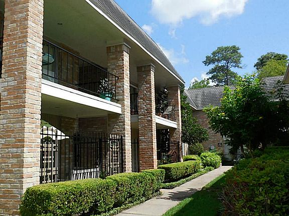 Well maintained quiet community. Limited gate access. Minutes from Galleria, City Center, Memorial C