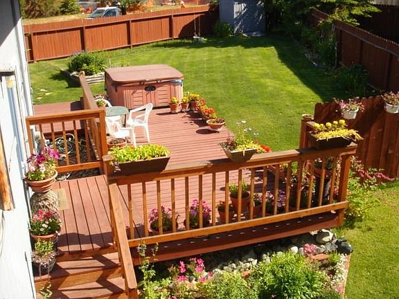 Deck w/Hot Tub